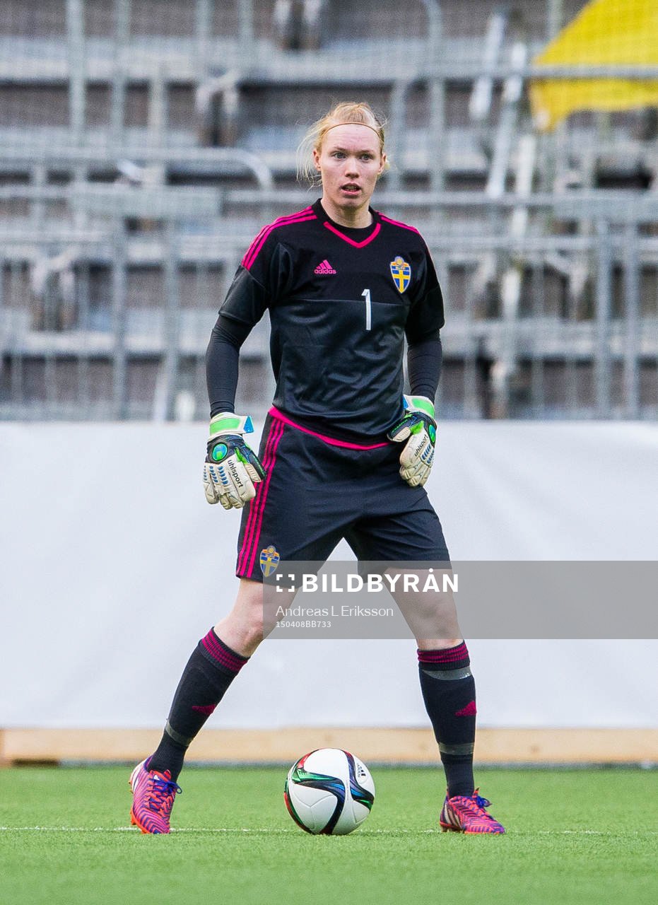 Sveriges målvakt Hedvig Lindahl med bollen