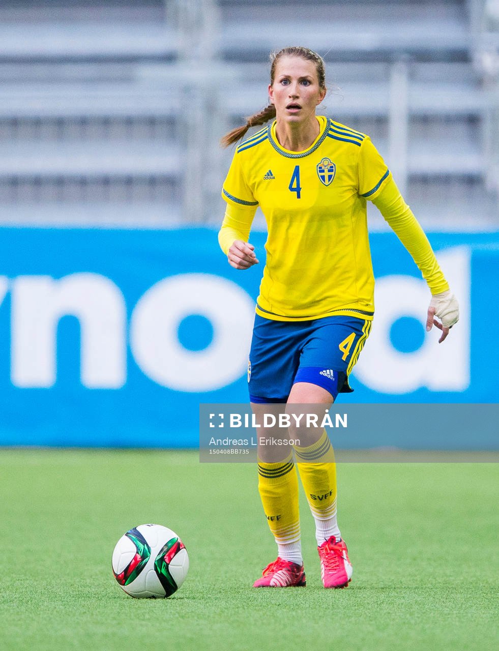 Sveriges Emma Berglund med bollen
