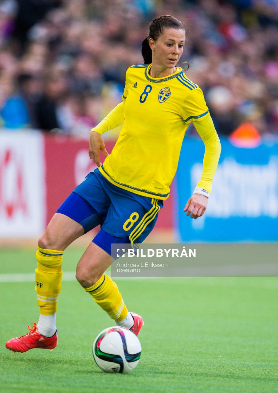 Sveriges Lotta Schelin med bollen