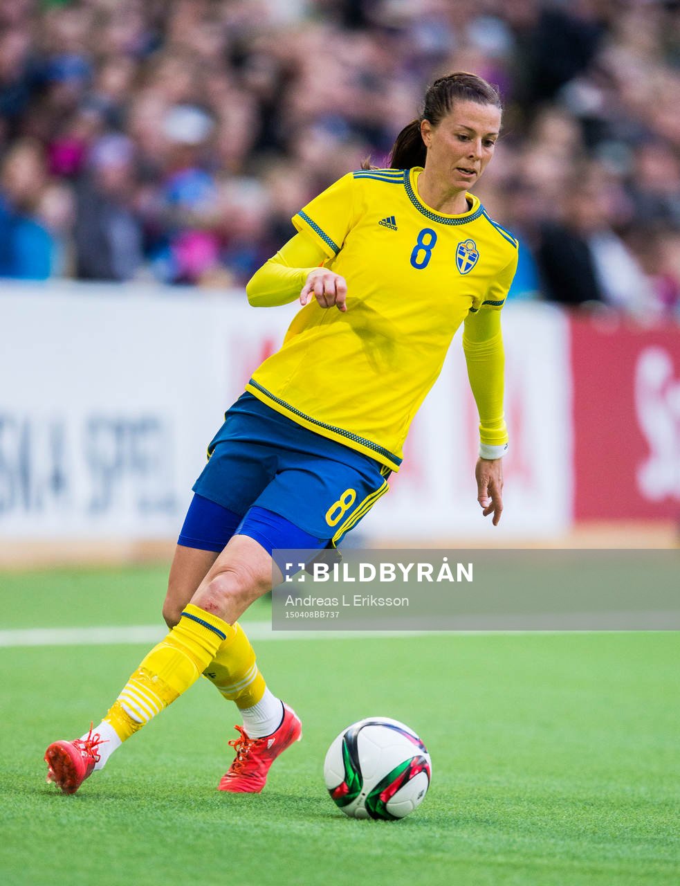 Sveriges Lotta Schelin med bollen