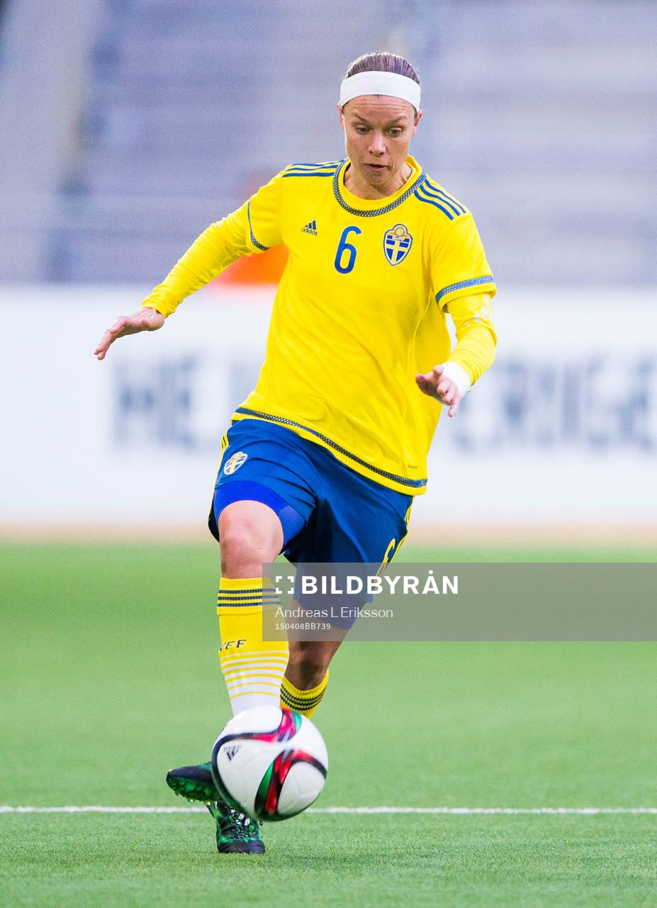 Sveriges Sara Thunebro med bollen