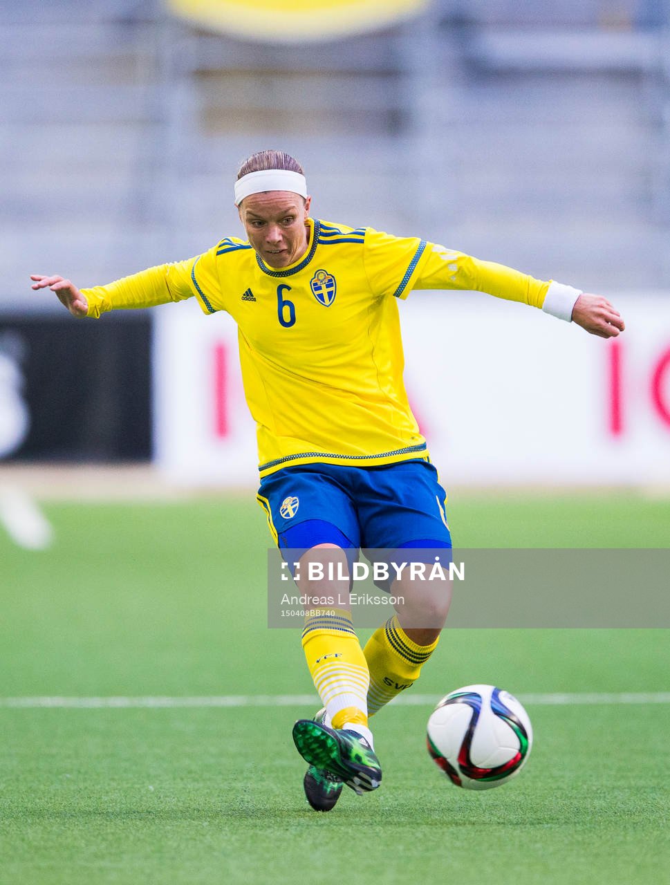 Sveriges Sara Thunebro med bollen