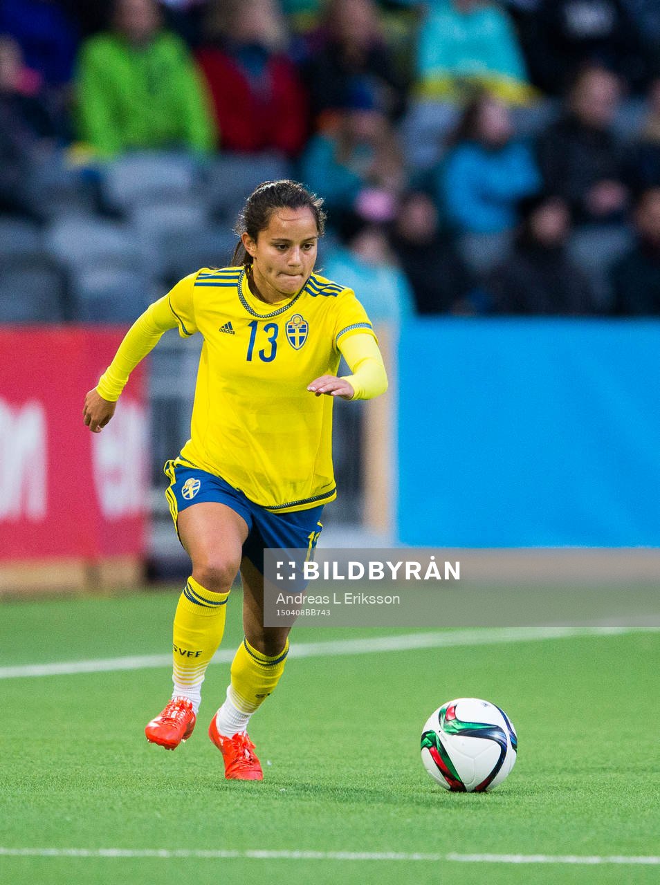 Sveriges Malin Diaz Pettersson med bollen under fotbollslandskampen mellan Sverige och Danmark den 8 april 2015 i Stockholm. 