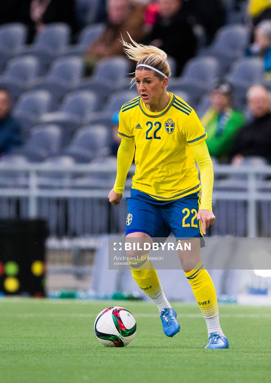 Sveriges Olivia Schough med bollen under fotbollslandskampen mellan Sverige och Danmark den 8 april 2015 i Stockholm. 