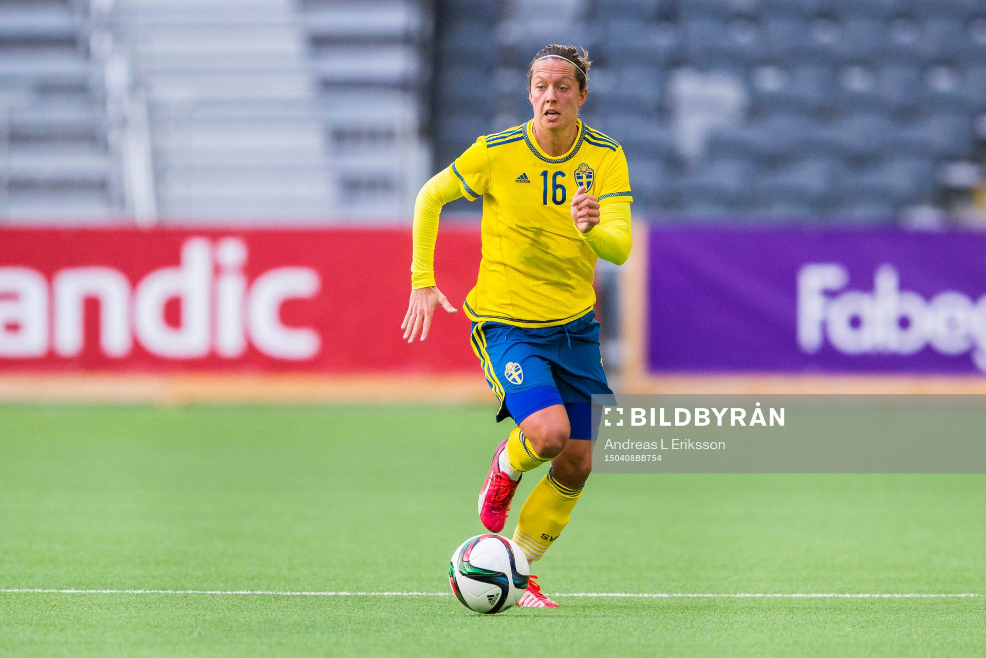 Sveriges Lina Nilsson med bollen