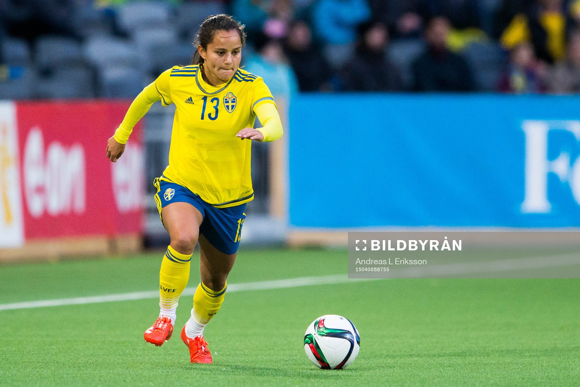 Sveriges Malin Diaz Pettersson med bollen under fotbollslandskampen mellan Sverige och Danmark den 8 april 2015 i Stockholm. 