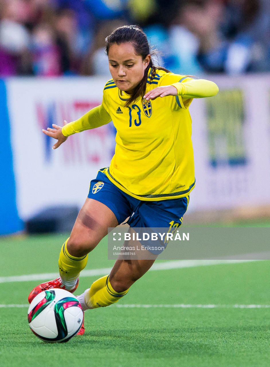 Sveriges Malin Diaz Pettersson med bollen under fotbollslandskampen mellan Sverige och Danmark den 8 april 2015 i Stockholm. 