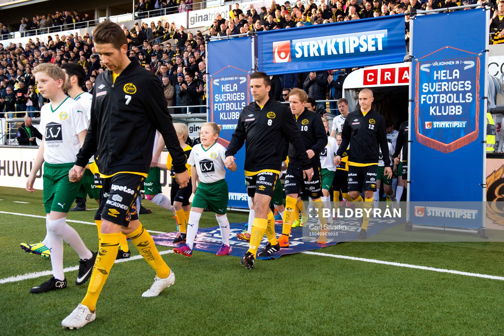 Lagen går in på planen innan fotbollsmatchen i
