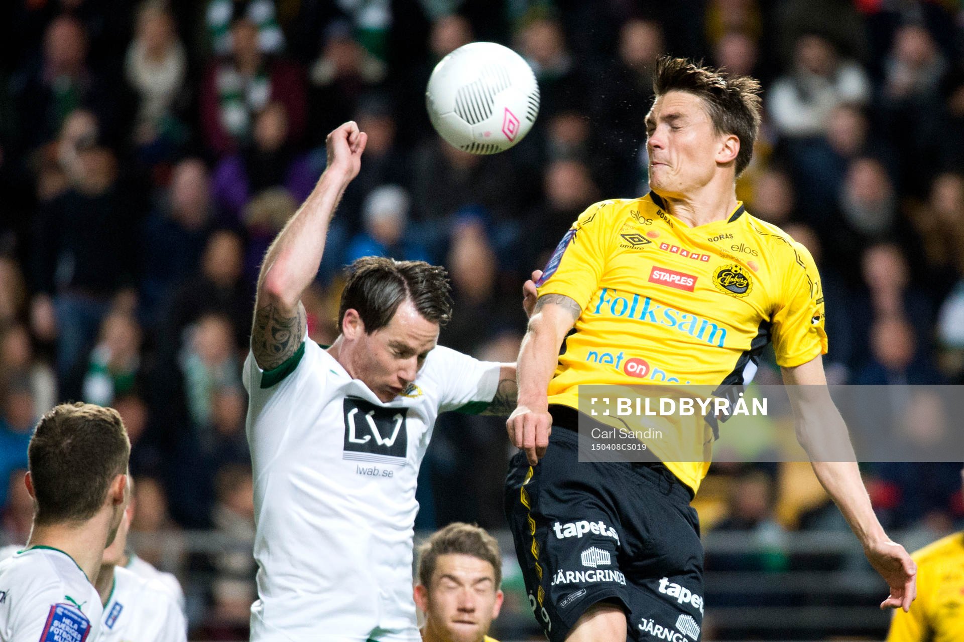 Hammarbys Johan Persson i nickduell med Elfsborgs Lasse Nilsson under fotbollsmatchen i Allsvenskan mellan Elfsborg och Hammarby den 8 april 2015 i Borås.