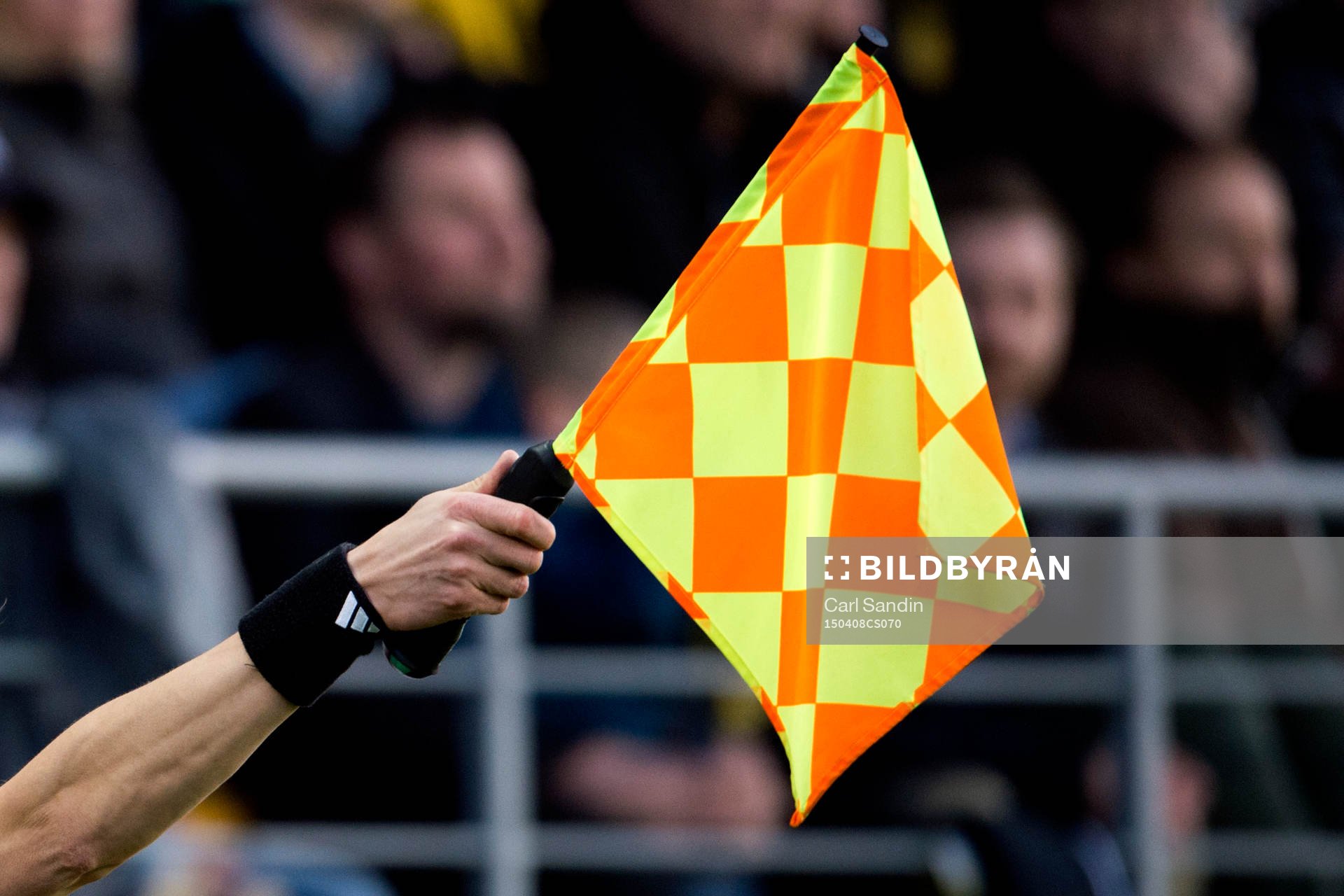 En domare tecknar för offside