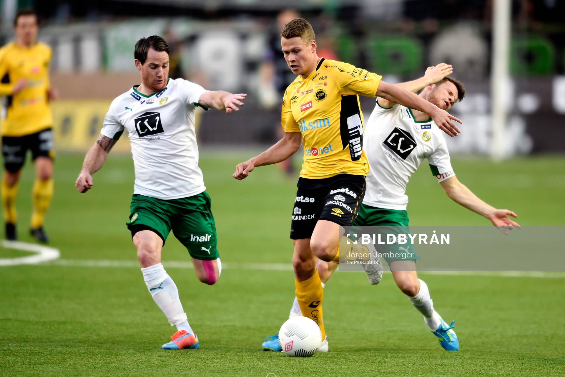 Elfsborgs Viktor Claesson och Hammarbys Johan Persson och Måns Söderqvist under fotbollsmatchen i Allsvenskan mellan Elfsborg och Hammarby den 8 april 2015 i Borås.