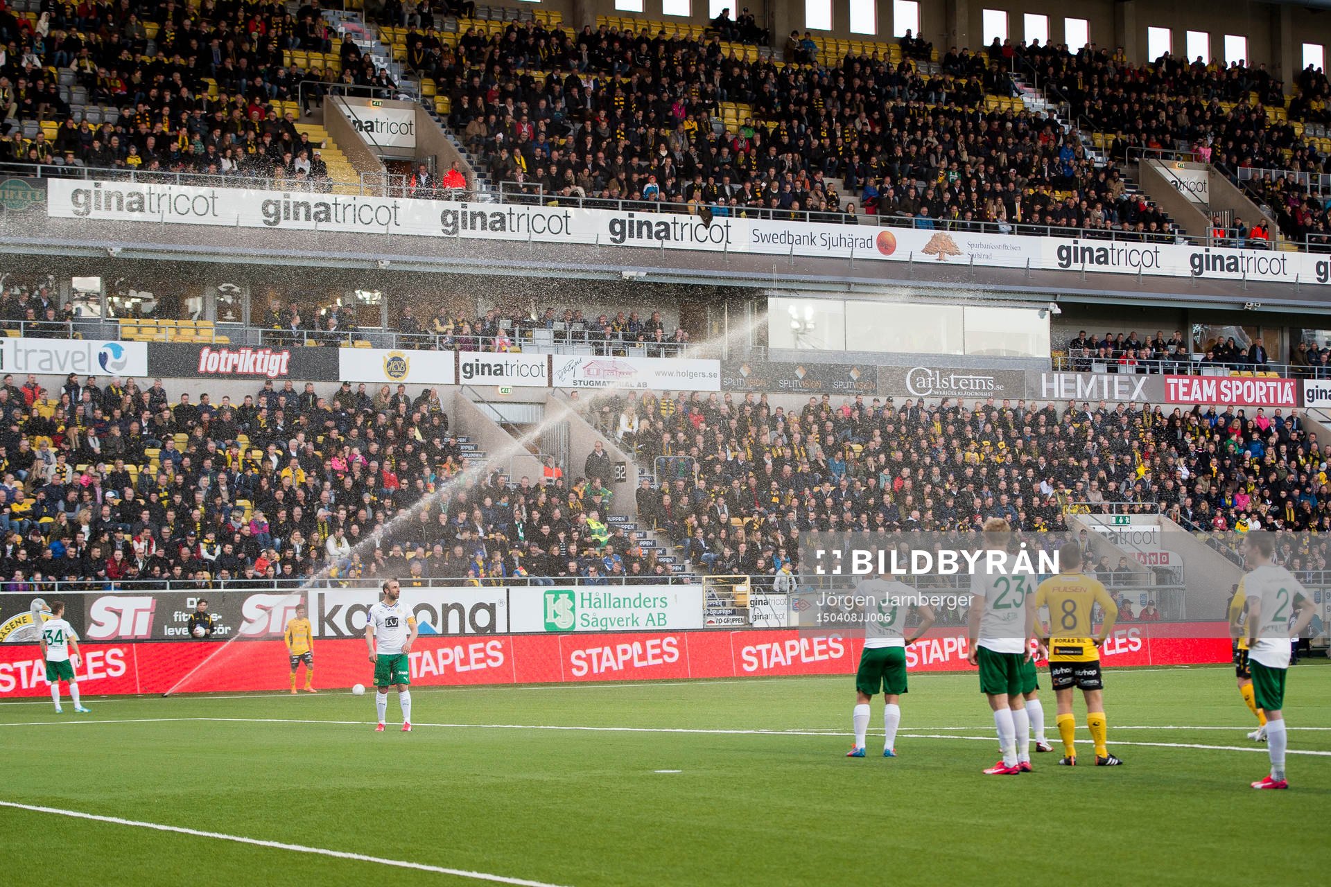 Bevatningssystemet startade mitt i matchen i fotbollsmatchen i Allsvenskan mellan Elfsborg och Hammarby den 8 april 2015 i Borås.