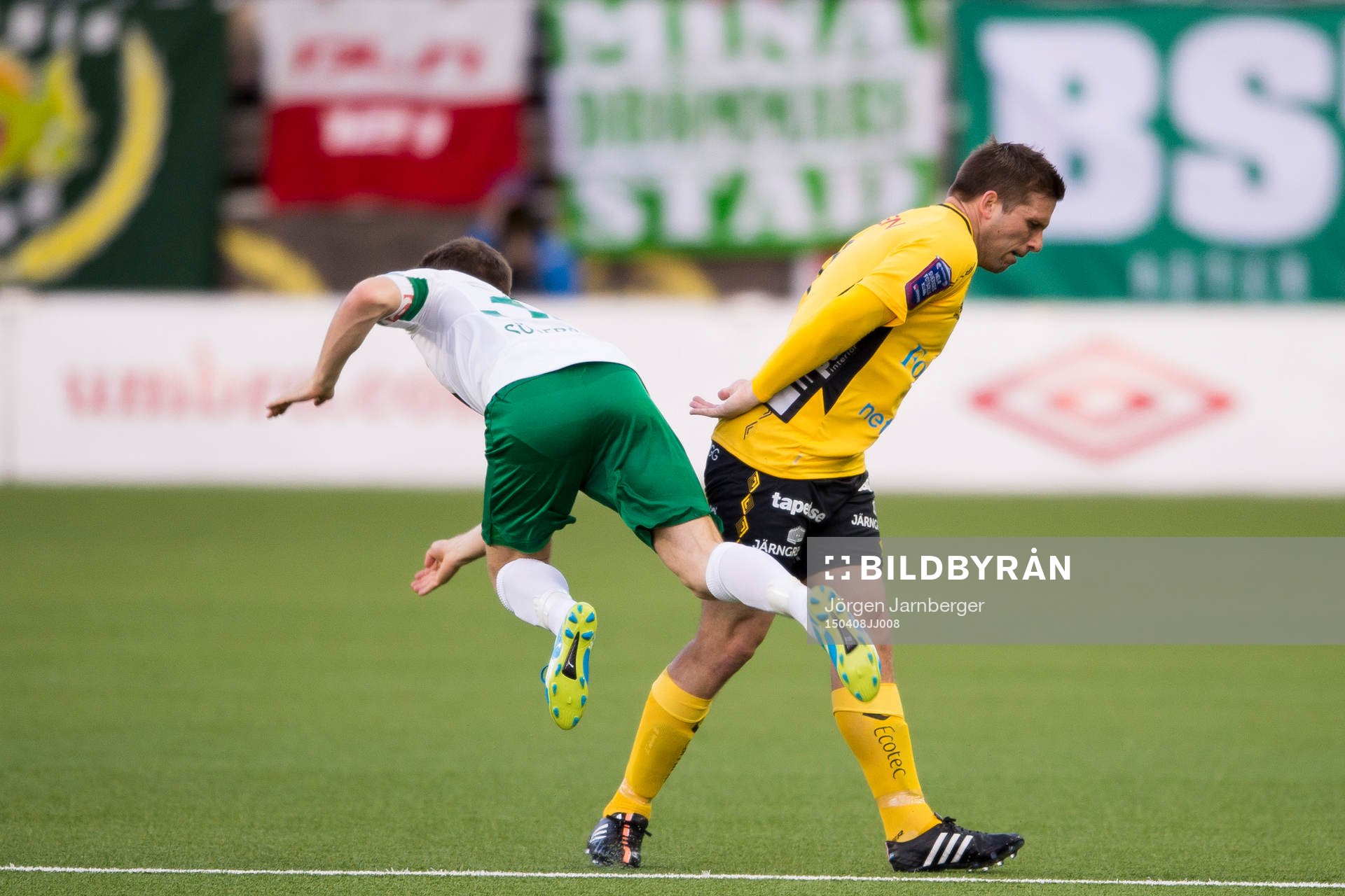Hammarbys Måns Söderqvist får en flygtur av Elfsborgs