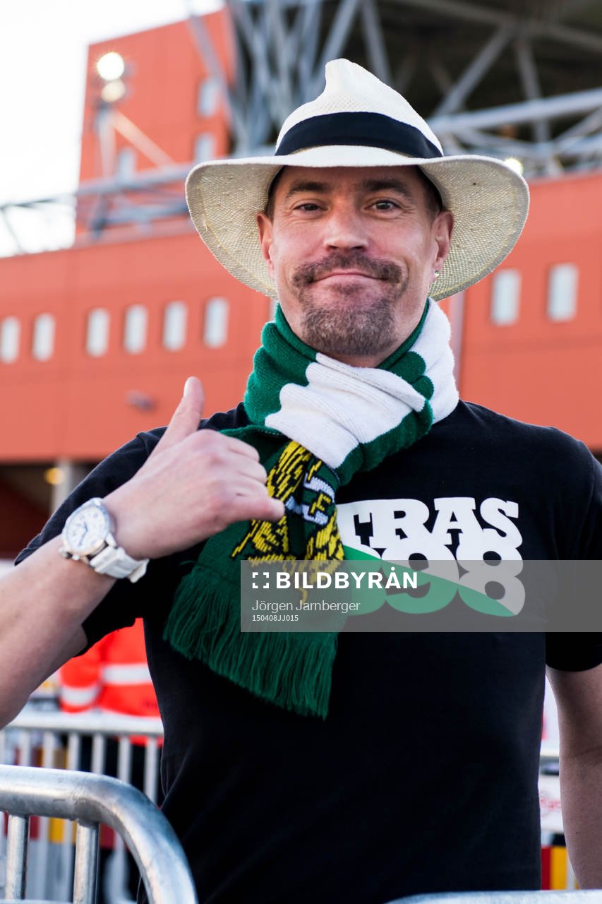 Hammarbys supporter utanför arenan innan fotbollsmatchen i