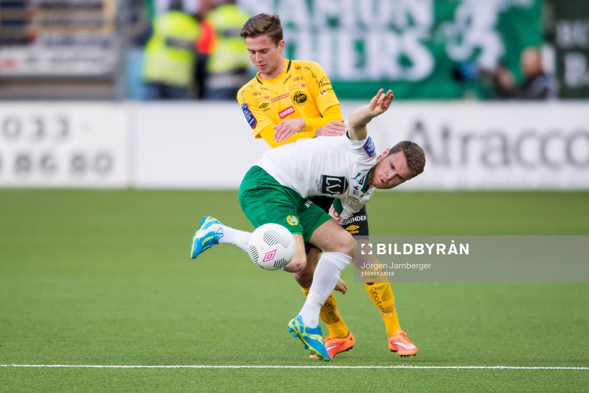Hammarbys Måns Söderqvist i kamp med Elfsborgs Adam Lundqvist under fotbollsmatchen i Allsvenskan mellan Elfsborg och Hammarby den 8 april 2015 i Borås.
