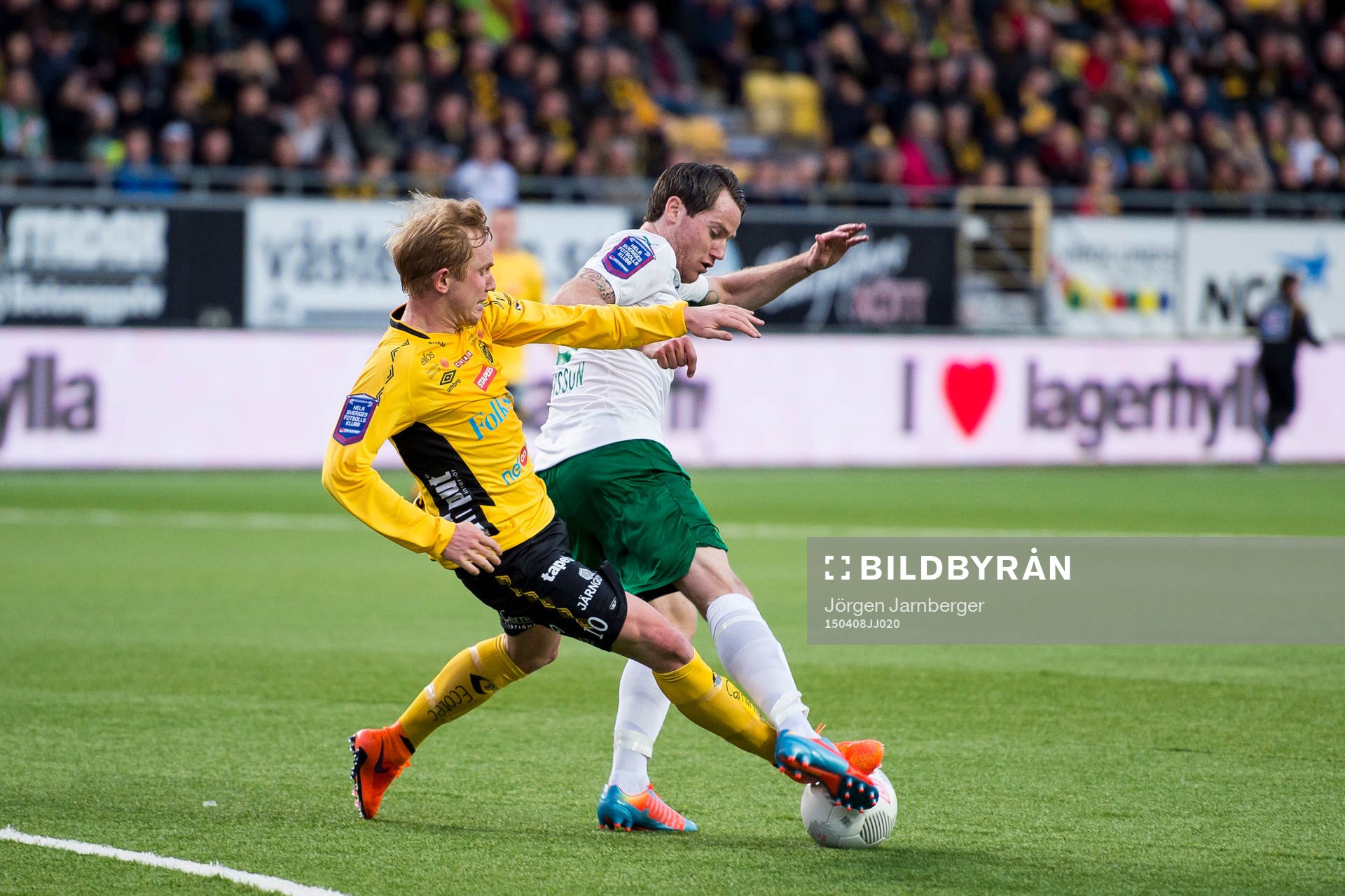 Hammarbys Johan Persson och Elfsborgs Simon Lundevall under fotbollsmatchen i Allsvenskan mellan Elfsborg och Hammarby den 8 april 2015 i Borås.