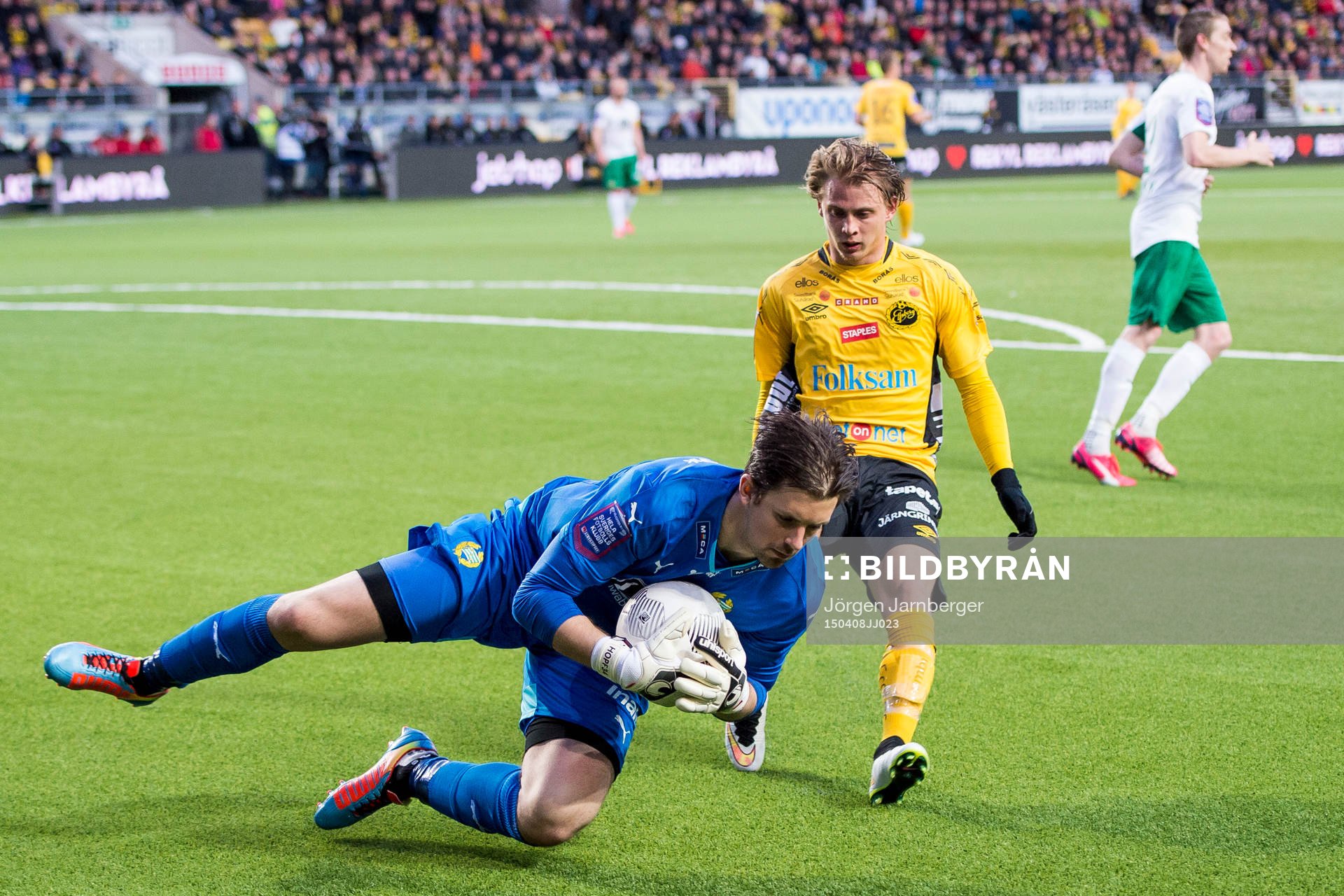 Hammarbys målvakt Johannes Hopf tar bollen framför