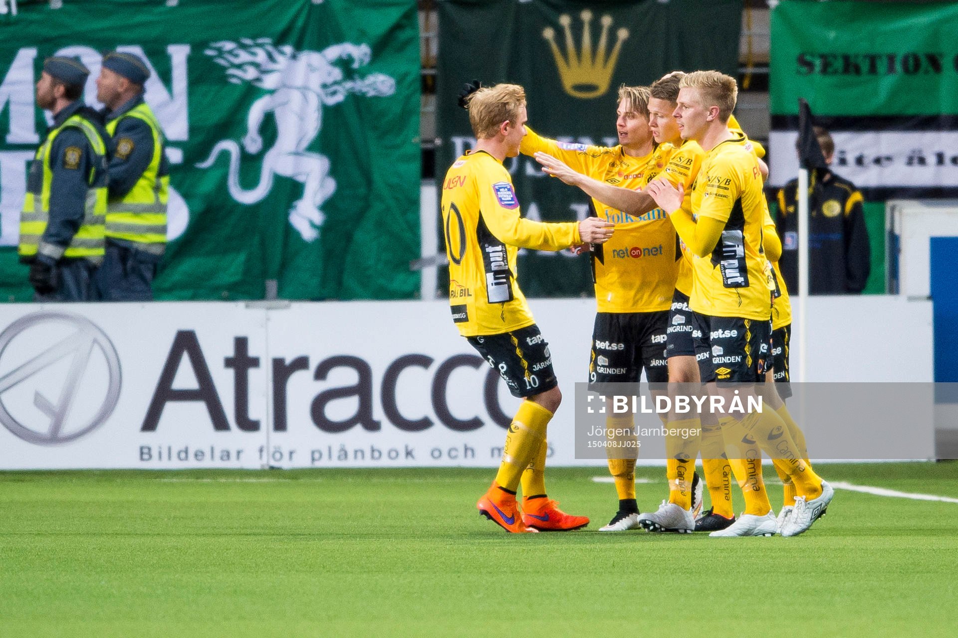 Elfsborgs Simon Hedlund (mitt i bild) jublar