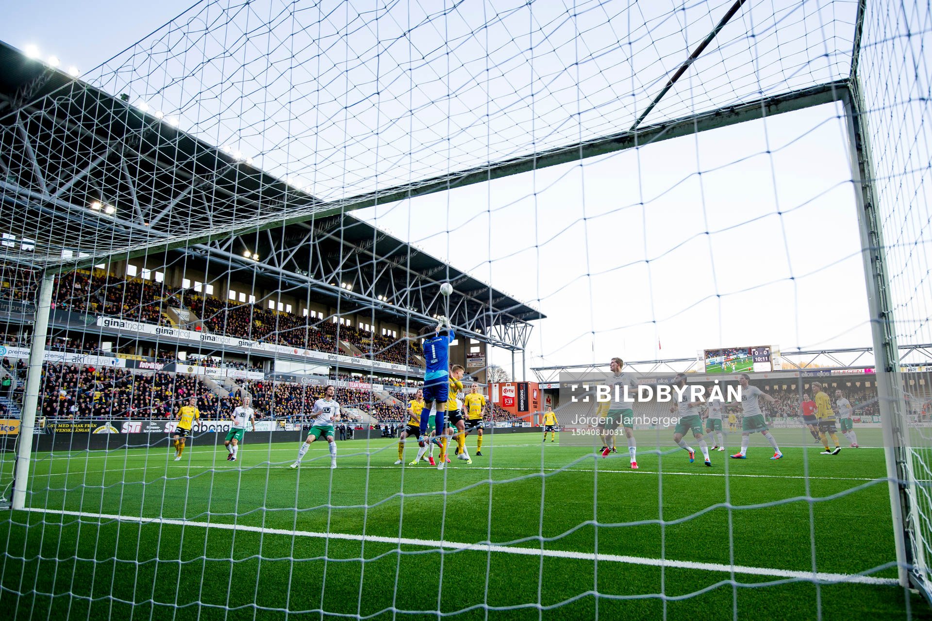Hammarbys målvakt Johannes Hopf boxar undan bollen