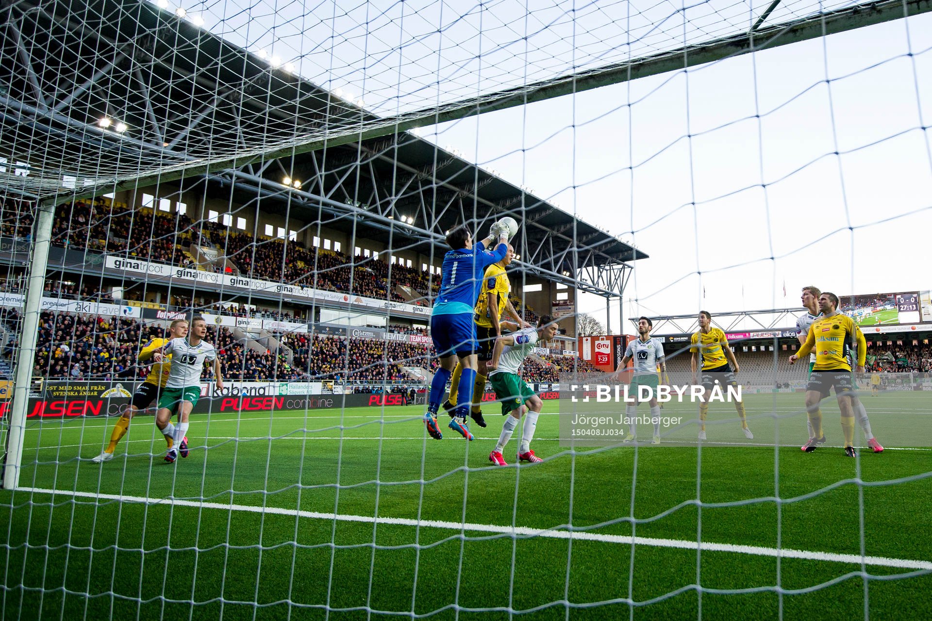 Hammarbys målvakt Johannes Hopf boxar undan bollen