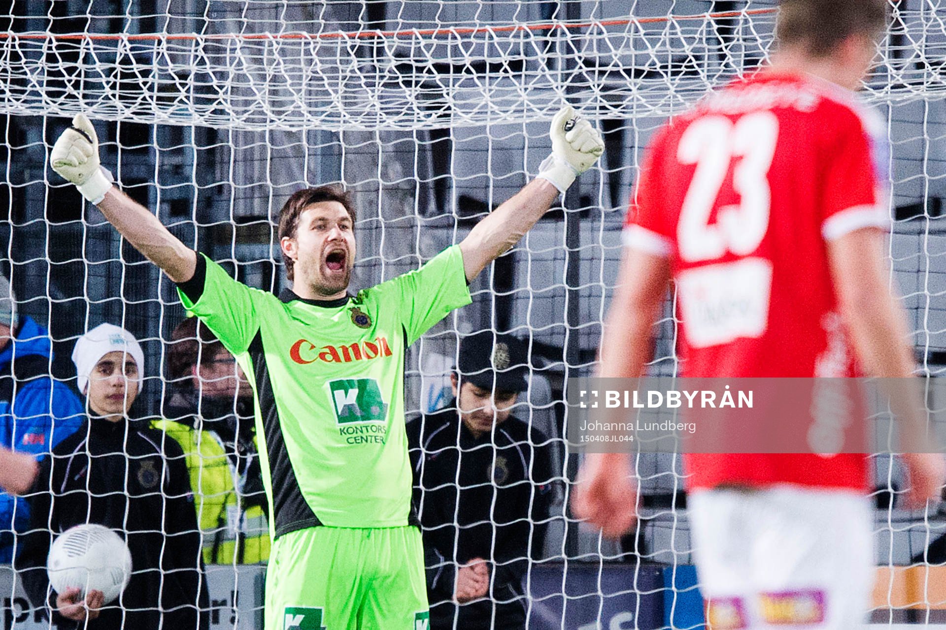 Gefles målvakt Emil Hedvall jublar