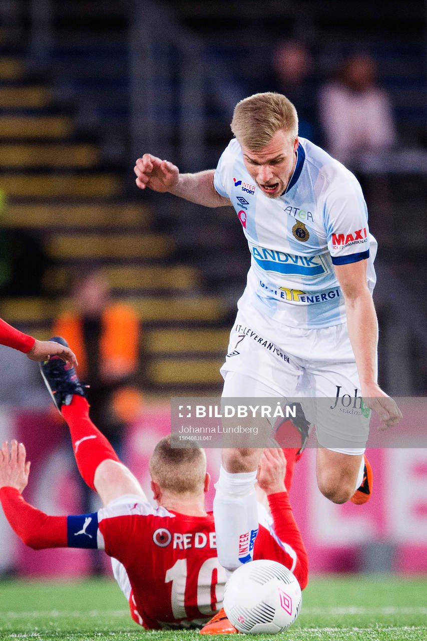 Gefles Robin Nilsson hoppar över Kalmars Tobias Eriksson
