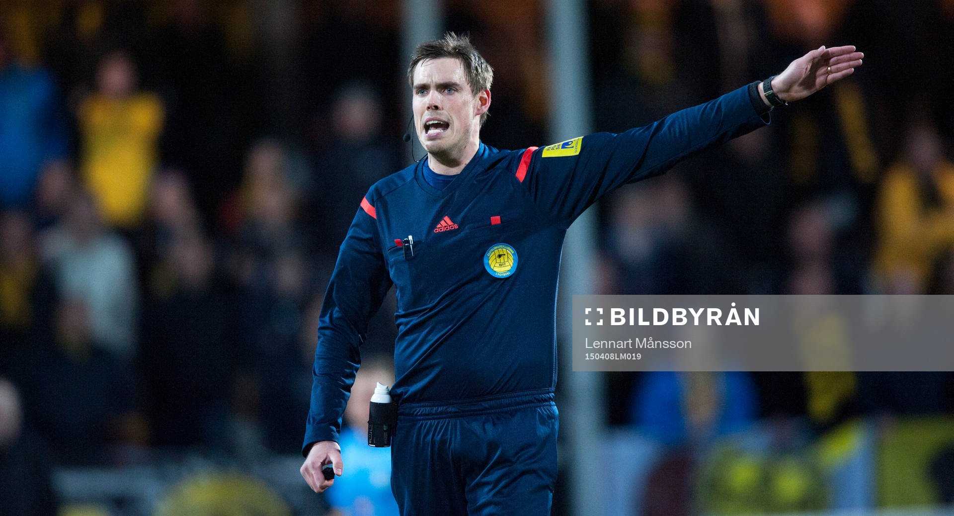 Domaren Magnus Lindgren i matchen i Superettan mellan
