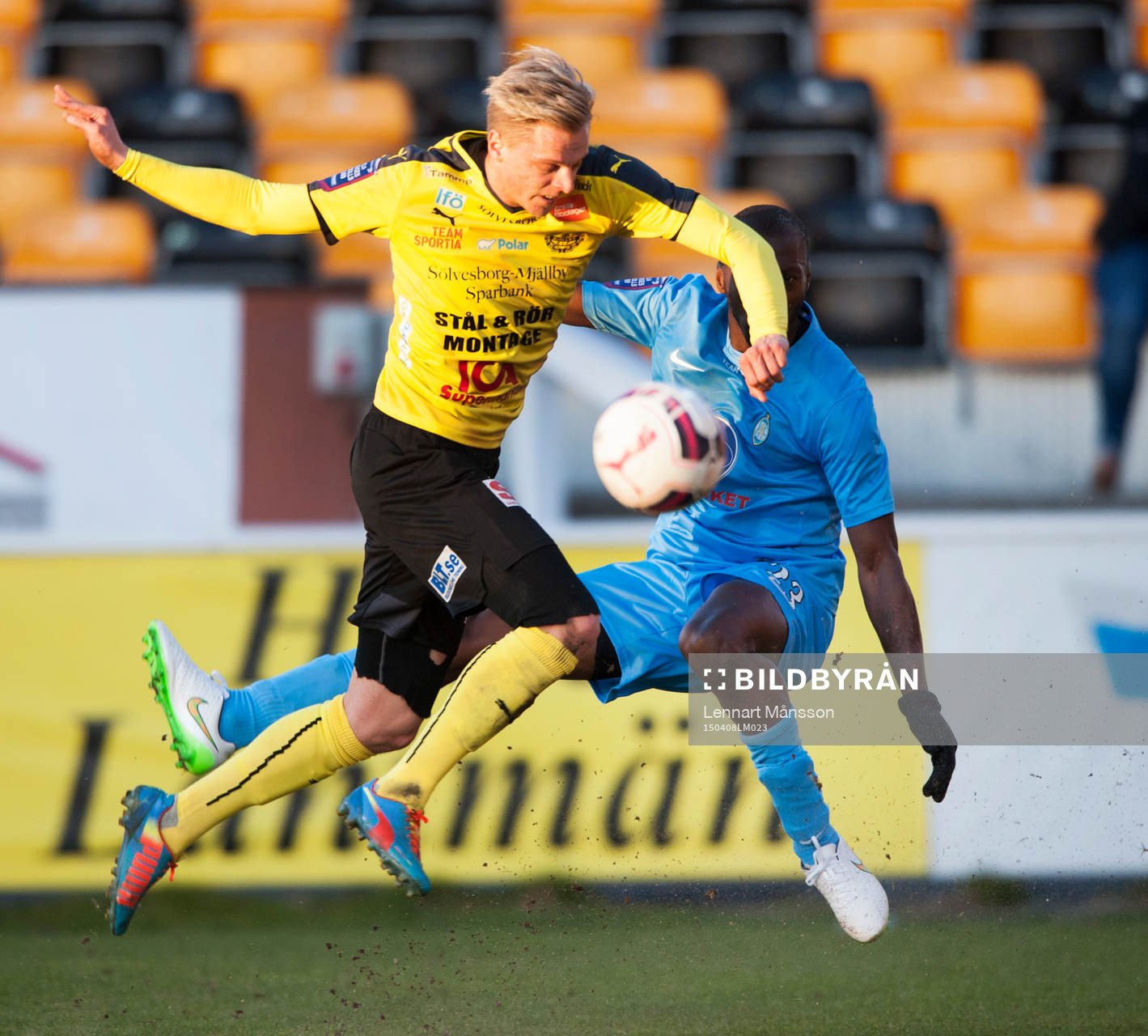  Athletics Omar Jawo stoppar Mjällbys  Mattias Håkansson i matchen i Superettan mellan Mjällby och Athletic i Mjällby 8 april 2015.