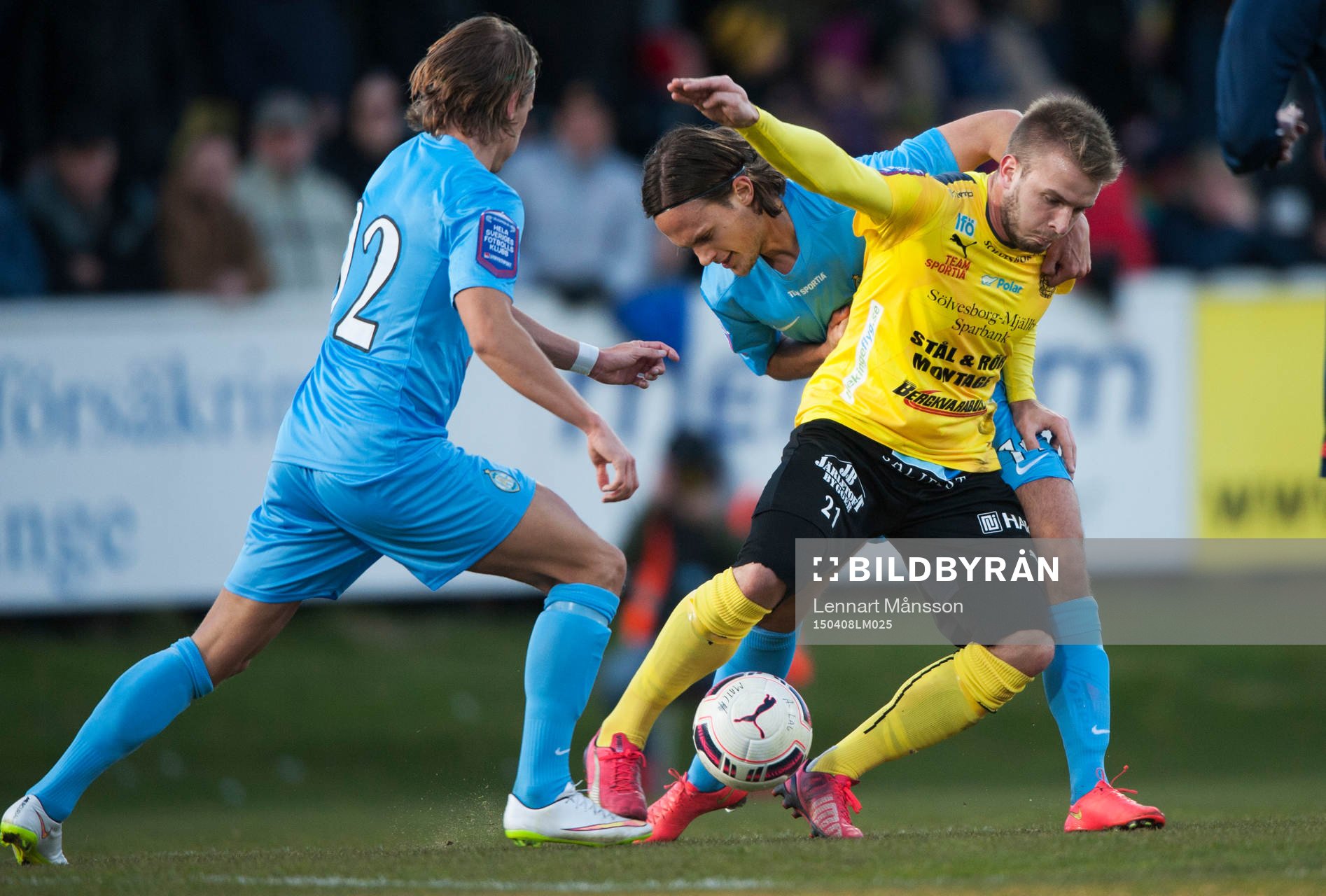 Mjällbys Simon Nilsson stoppas i matchen i Superettan