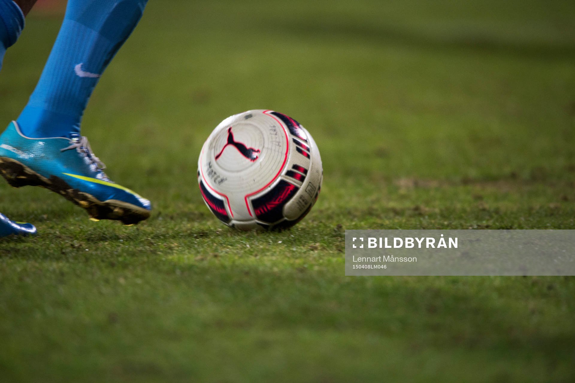 Fotbollsskor Nike och Puma fotboll  i matchen i Superettan