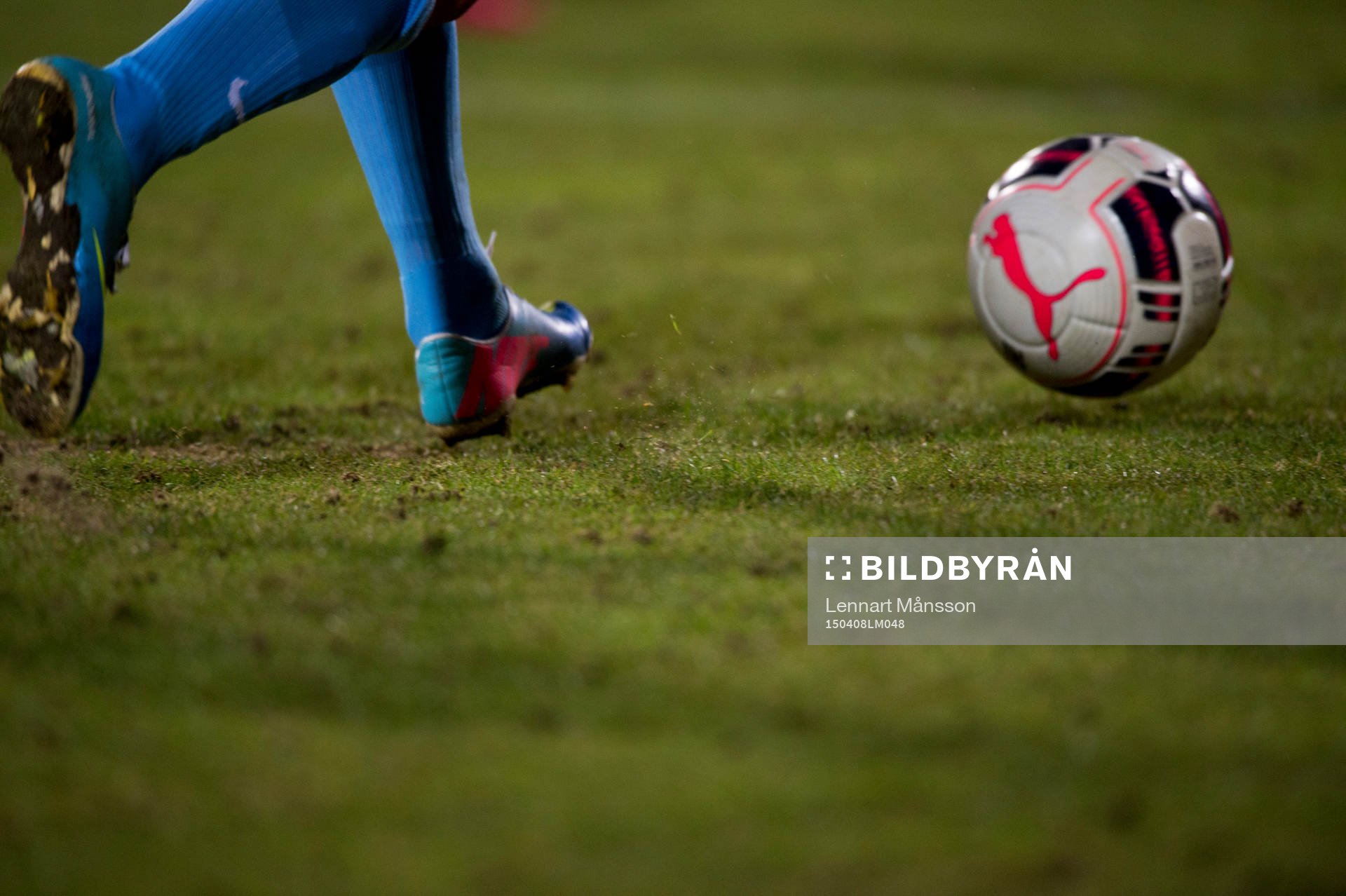 Fotbollsskor Nike och Puma fotboll  i matchen i Superettan