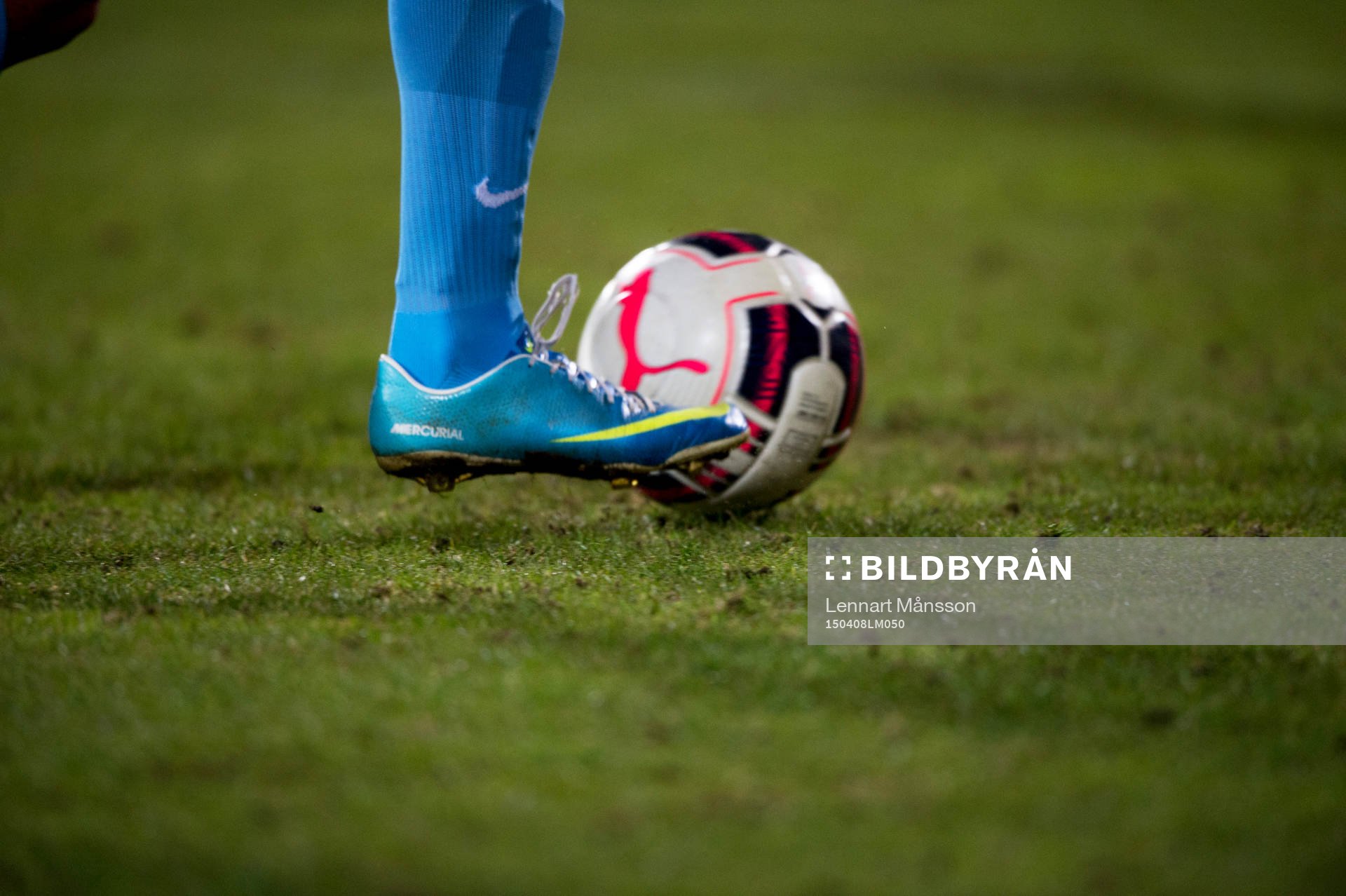 Fotbollsskor Nike och Puma fotboll  i matchen i Superettan