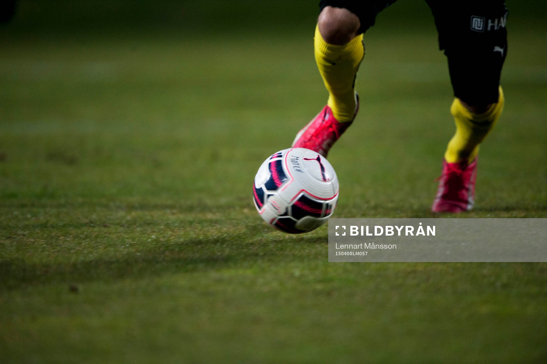 Fotbollsskor Nike och Puma fotboll  i matchen i Superettan