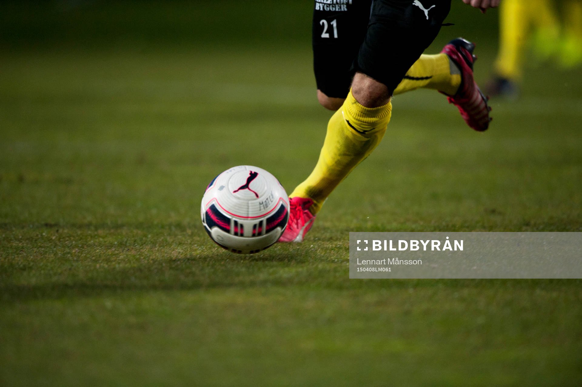 Fotbollsskor Nike och Puma fotboll  i matchen i Superettan