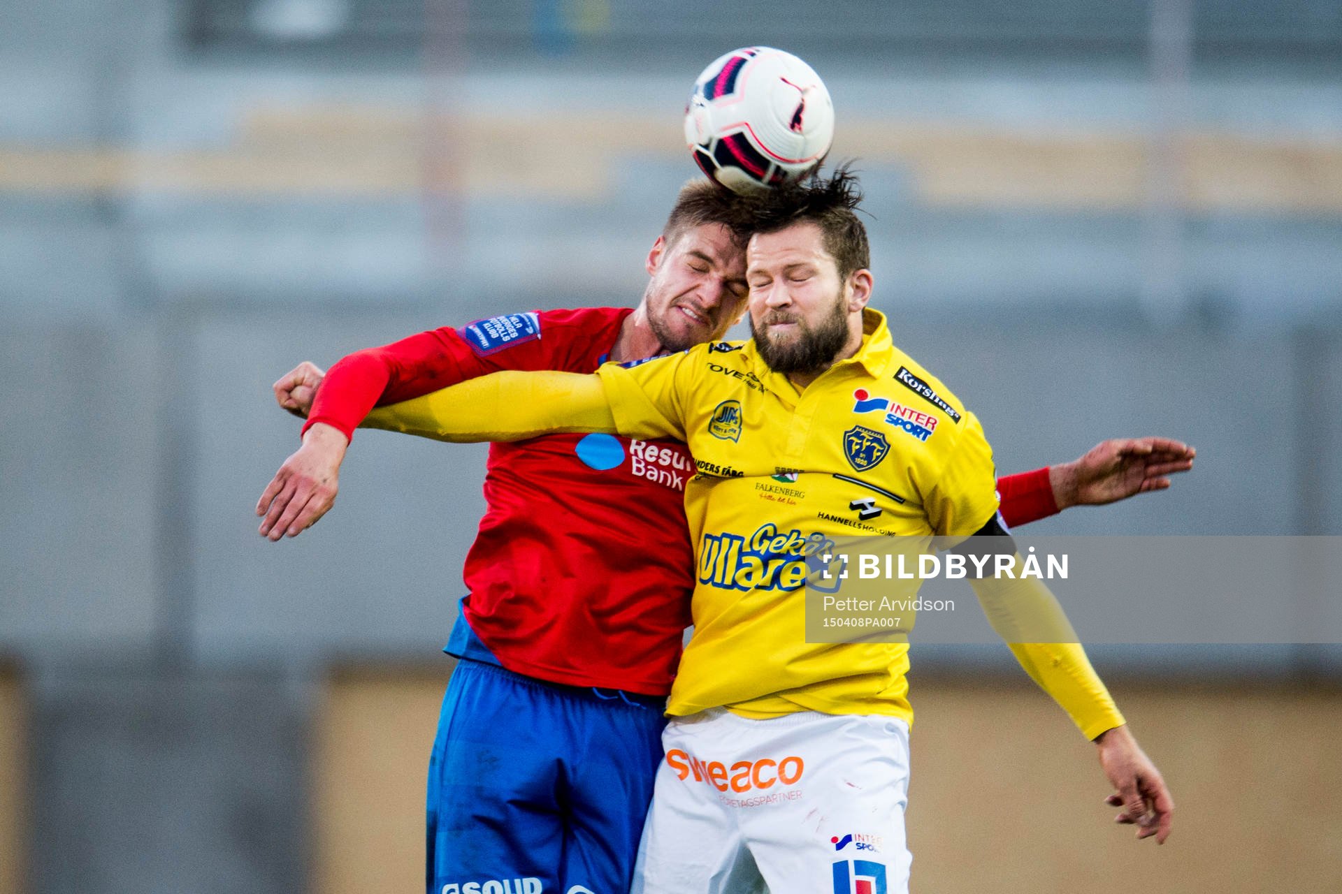 Helsingborgs Johan Mårtensson i nickduell med Falkenbergs