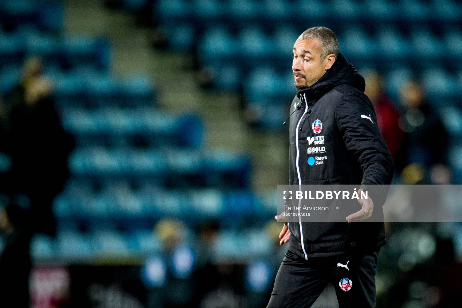 Helsingborgs manager Henrik Larsson ser uppgiven ut