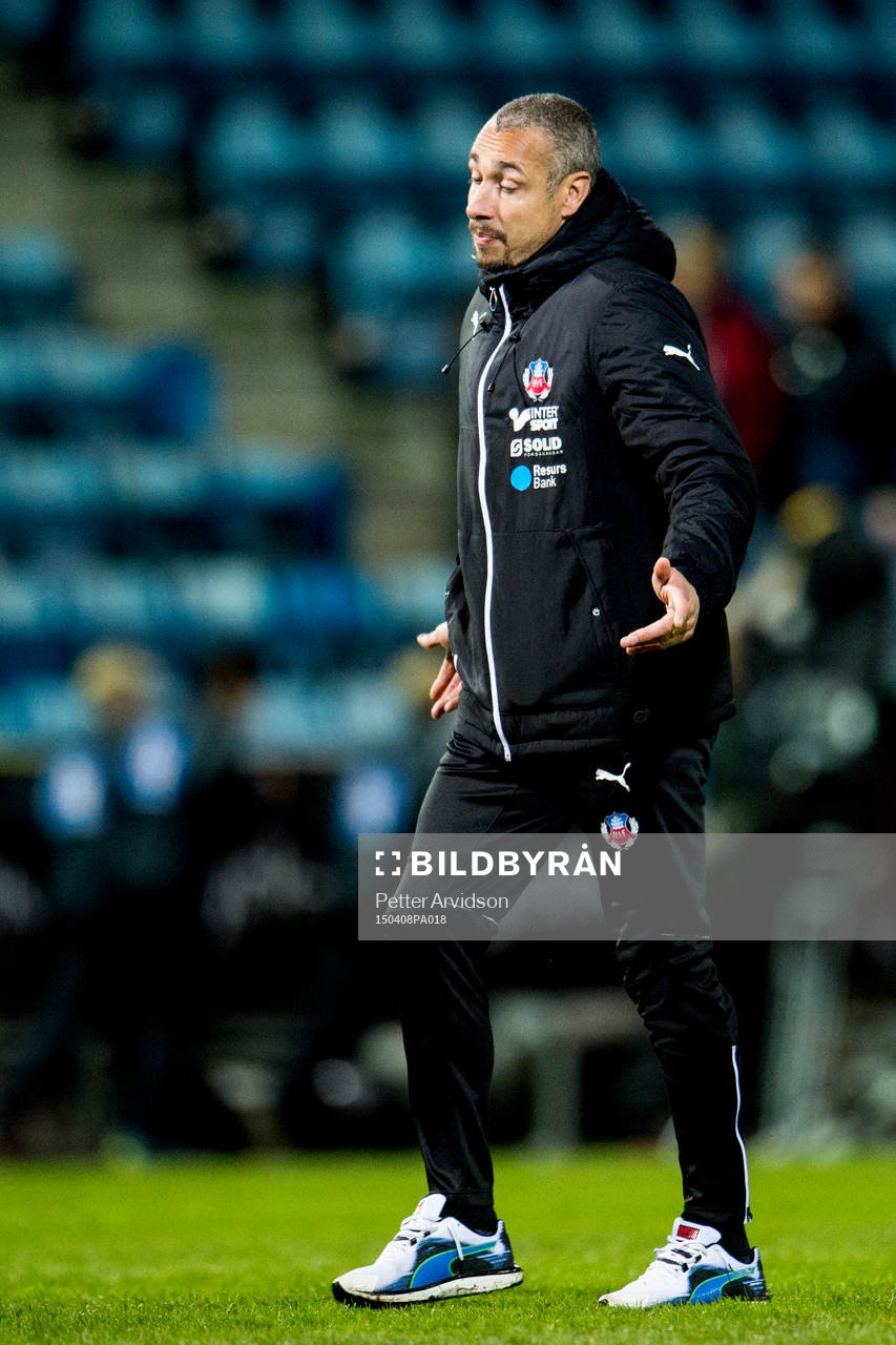 Helsingborgs manager Henrik Larsson ser uppgiven ut