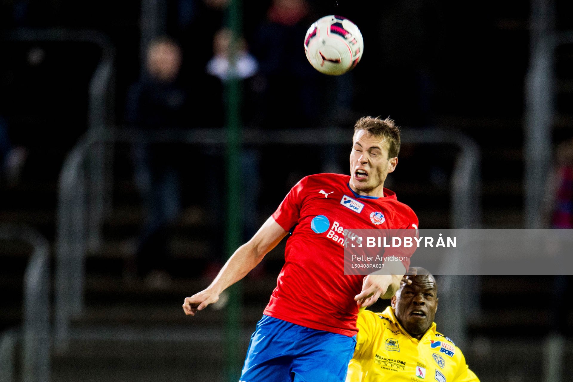 Helsingborgs Frederik Helstrup och Falkenbergs Hakeem Araba under fotbollsmatchen i Allsvenskan mellan Helsingborg och Falkenberg den 8 april 2015 i Helsingborg.