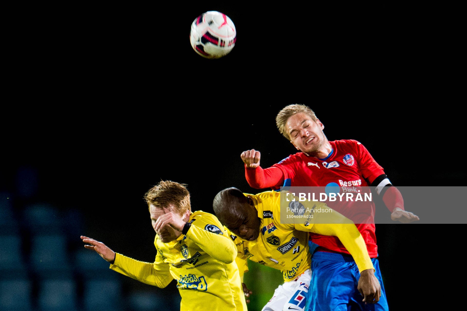 Falkenbergs Dan Keat och Hakeem Araba i nickduell med
