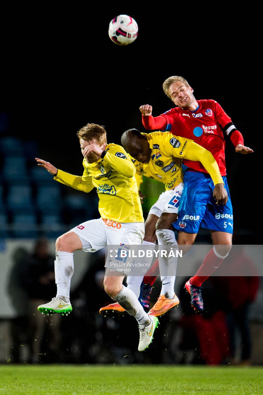 Falkenbergs Dan Keat och Hakeem Araba i nickduell med