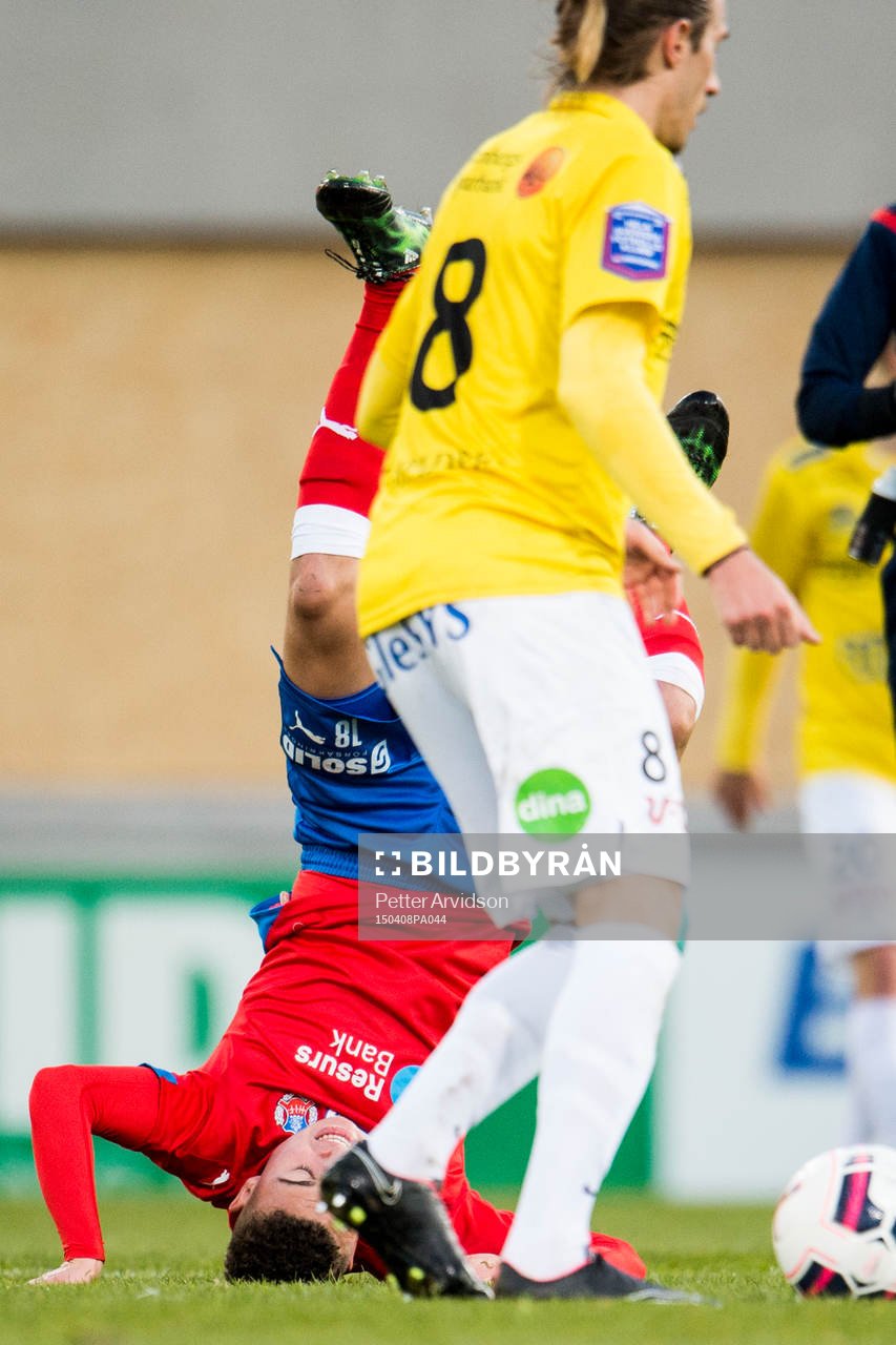 Helsingborgs Jordan Larsson står på öronen