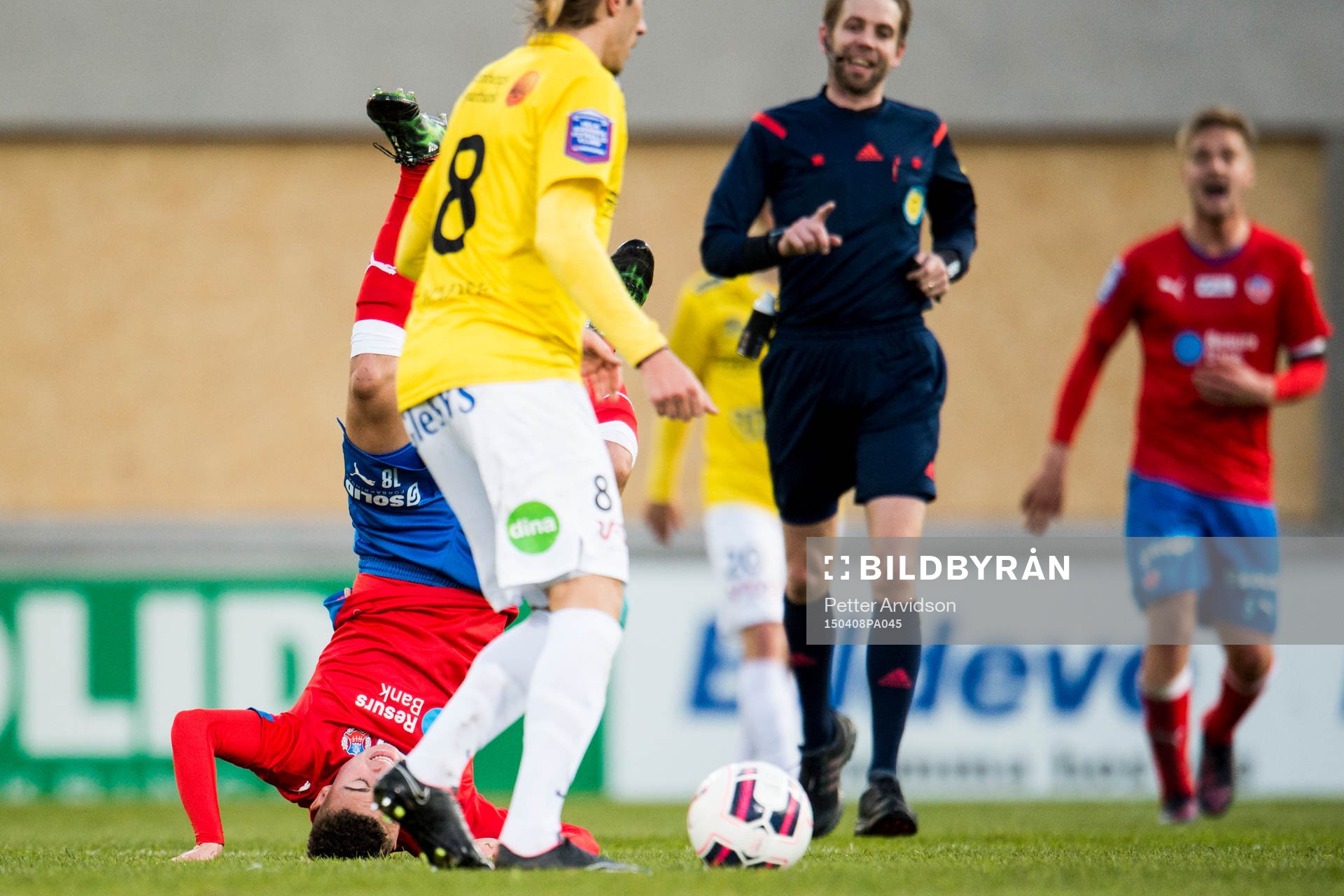 Helsingborgs Jordan Larsson står på öronen