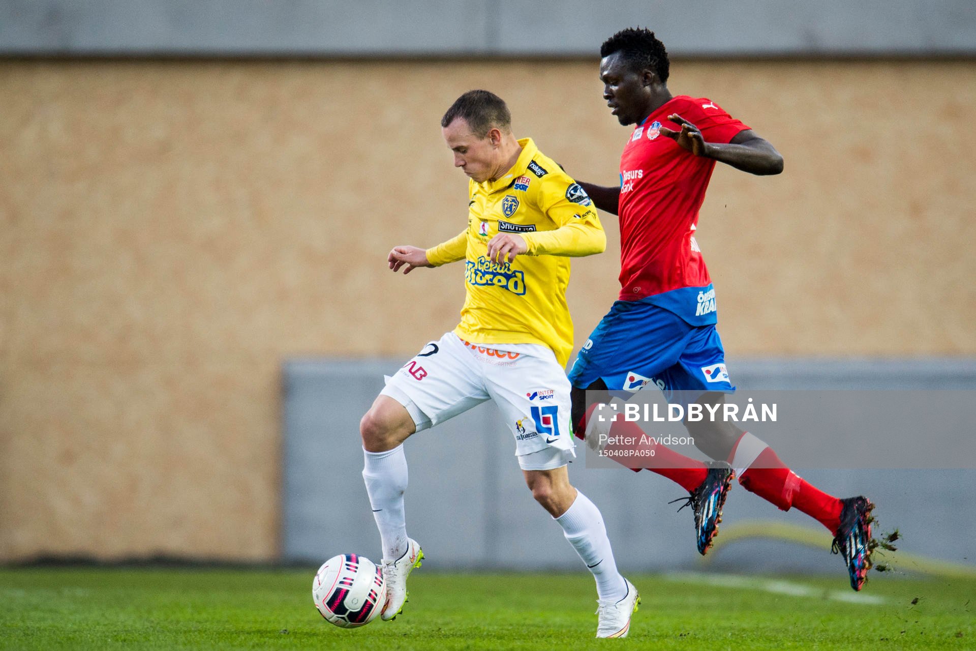 Falkenbergs Carl Wede och Helsingborgs Lalawélé Atakora under fotbollsmatchen i Allsvenskan mellan Helsingborg och Falkenberg den 8 april 2015 i Helsingborg.