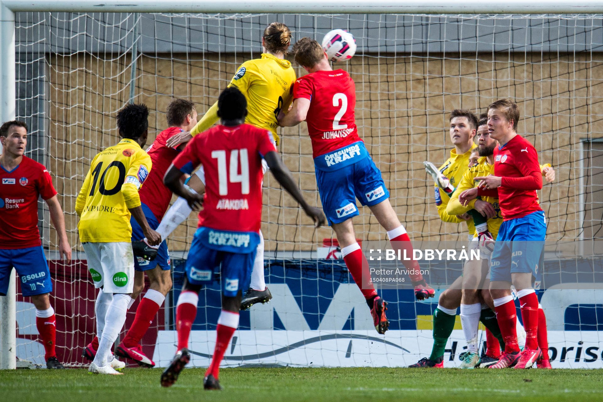 Falkenbergs Tobias Carlsson (m) nickar bollen i mål men