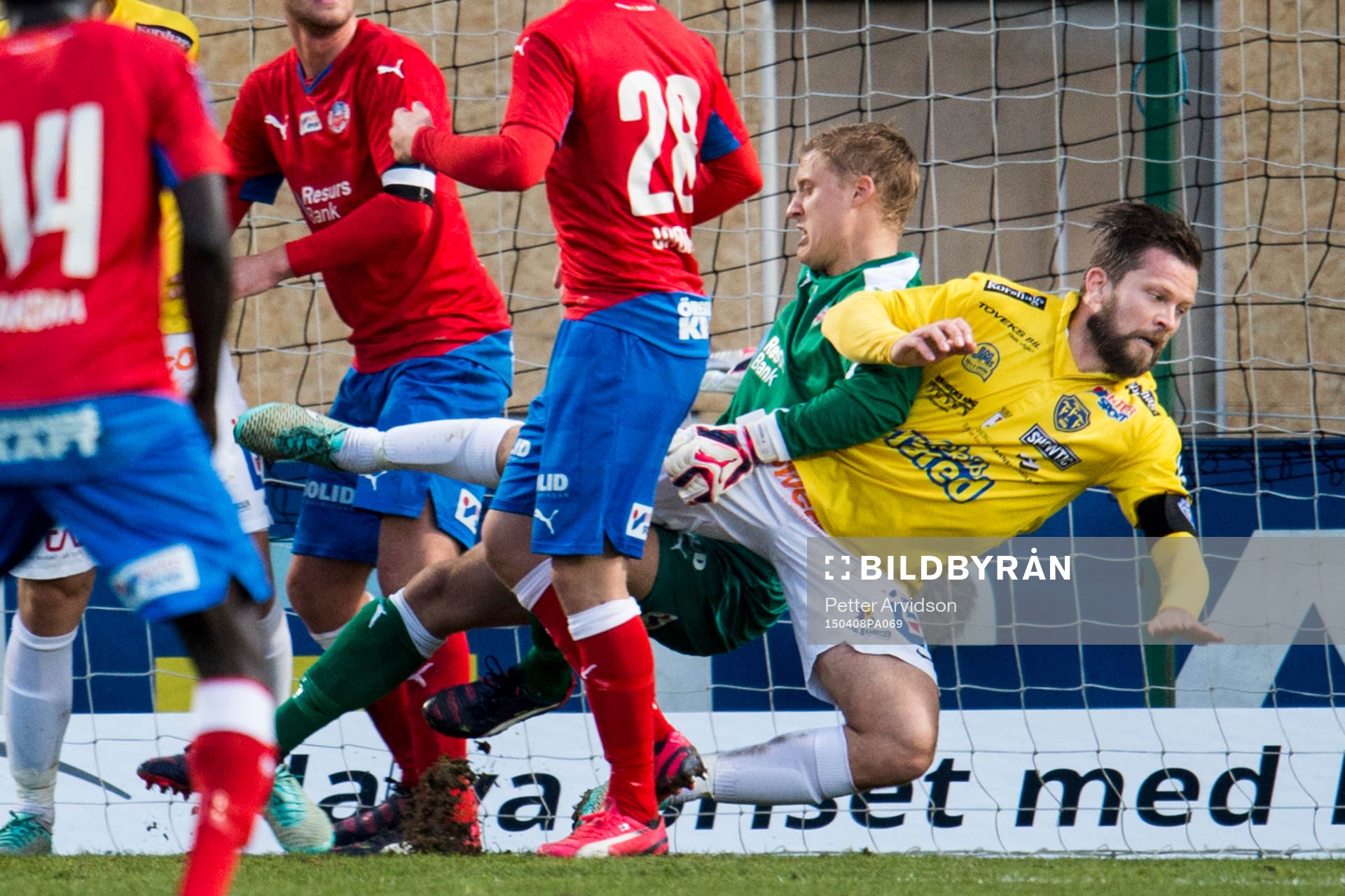 Falkenbergs David Svensson håller fast Helsingborgs