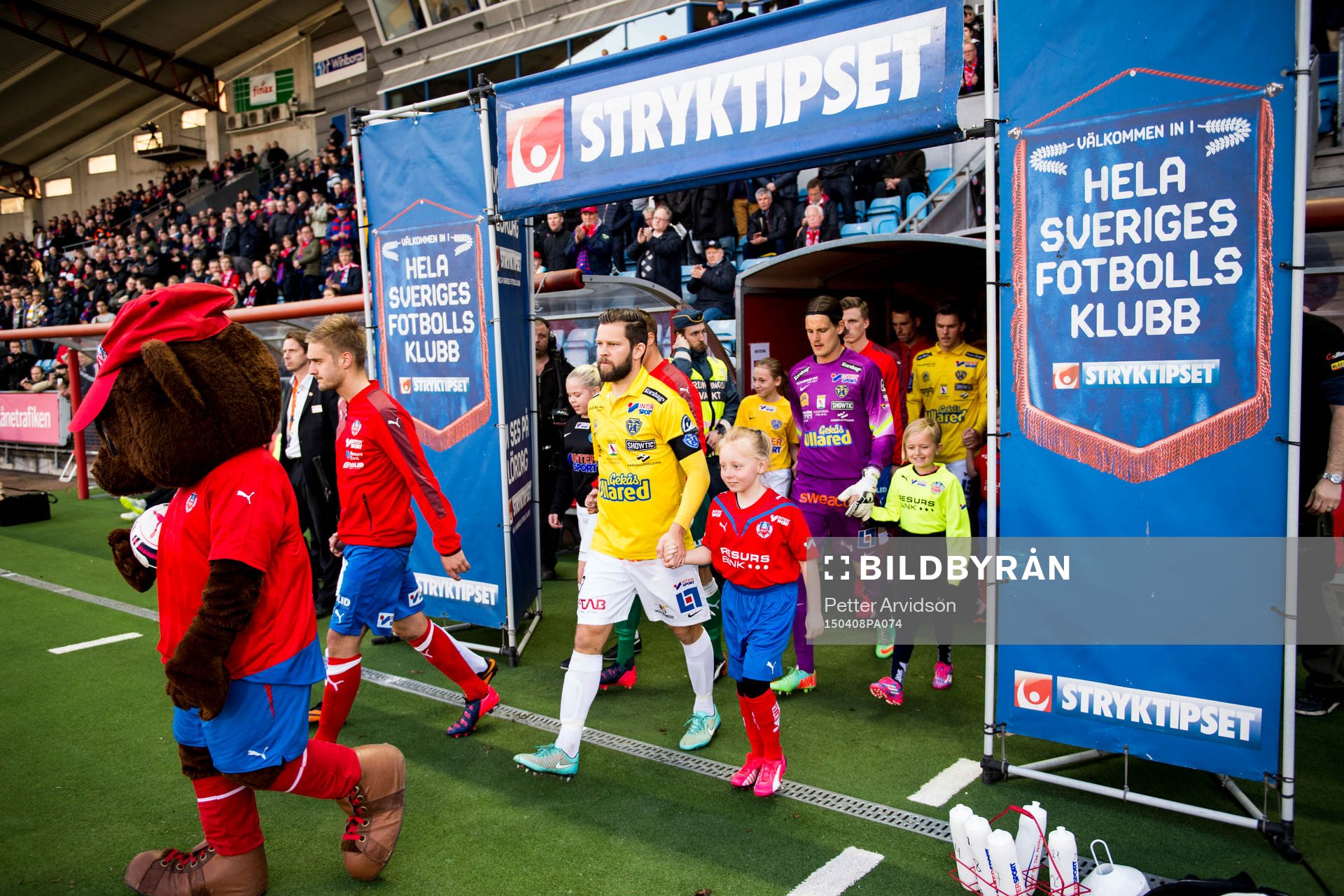 Helsingborg och Falkenbergs spelare gör entré