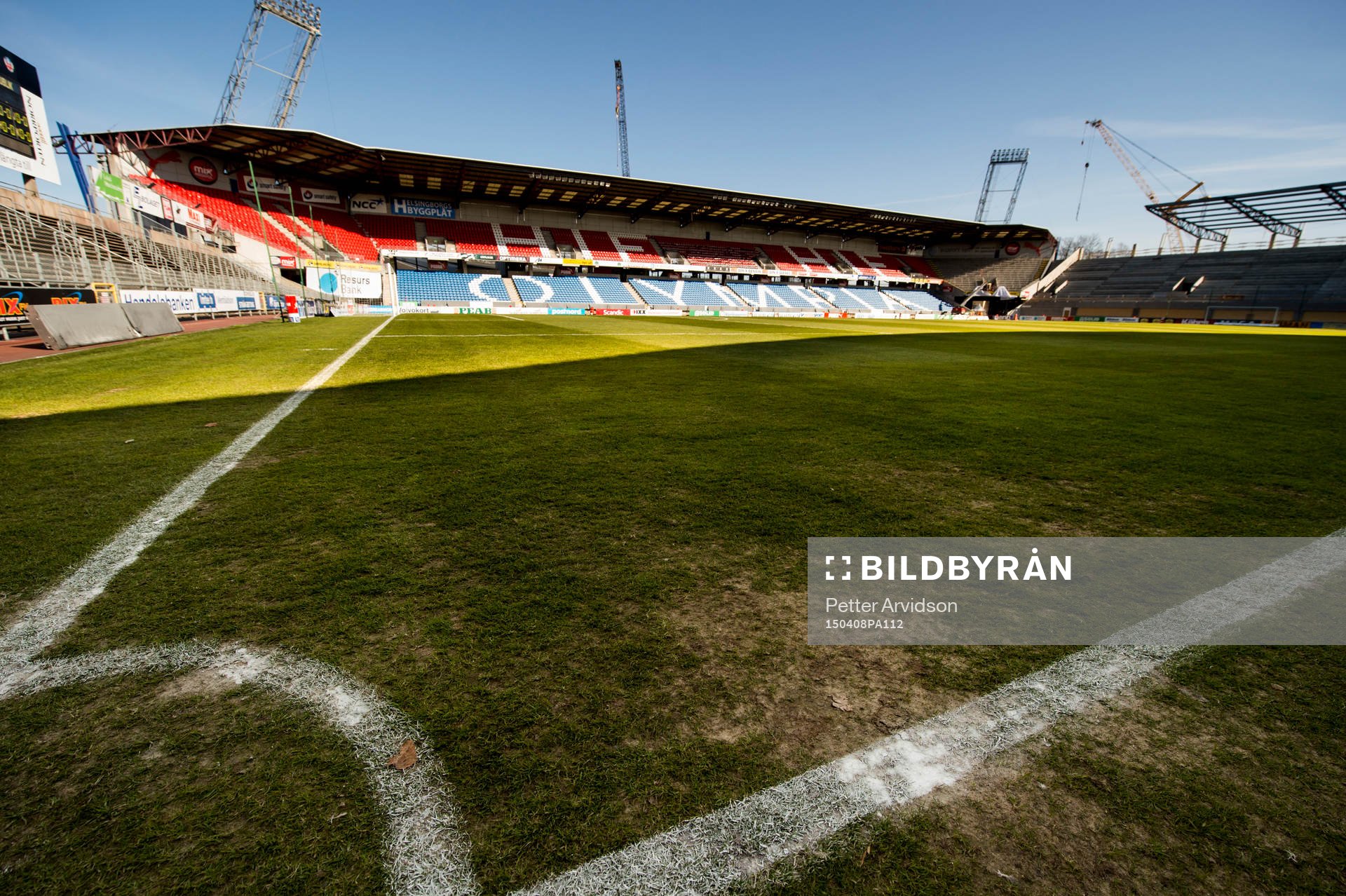 Blandad kvalité på gräset på Olympia inför fotbollsmatchen i Allsvenskan mellan Helsingborg och Falkenberg den 8 april 2015 i Helsingborg.