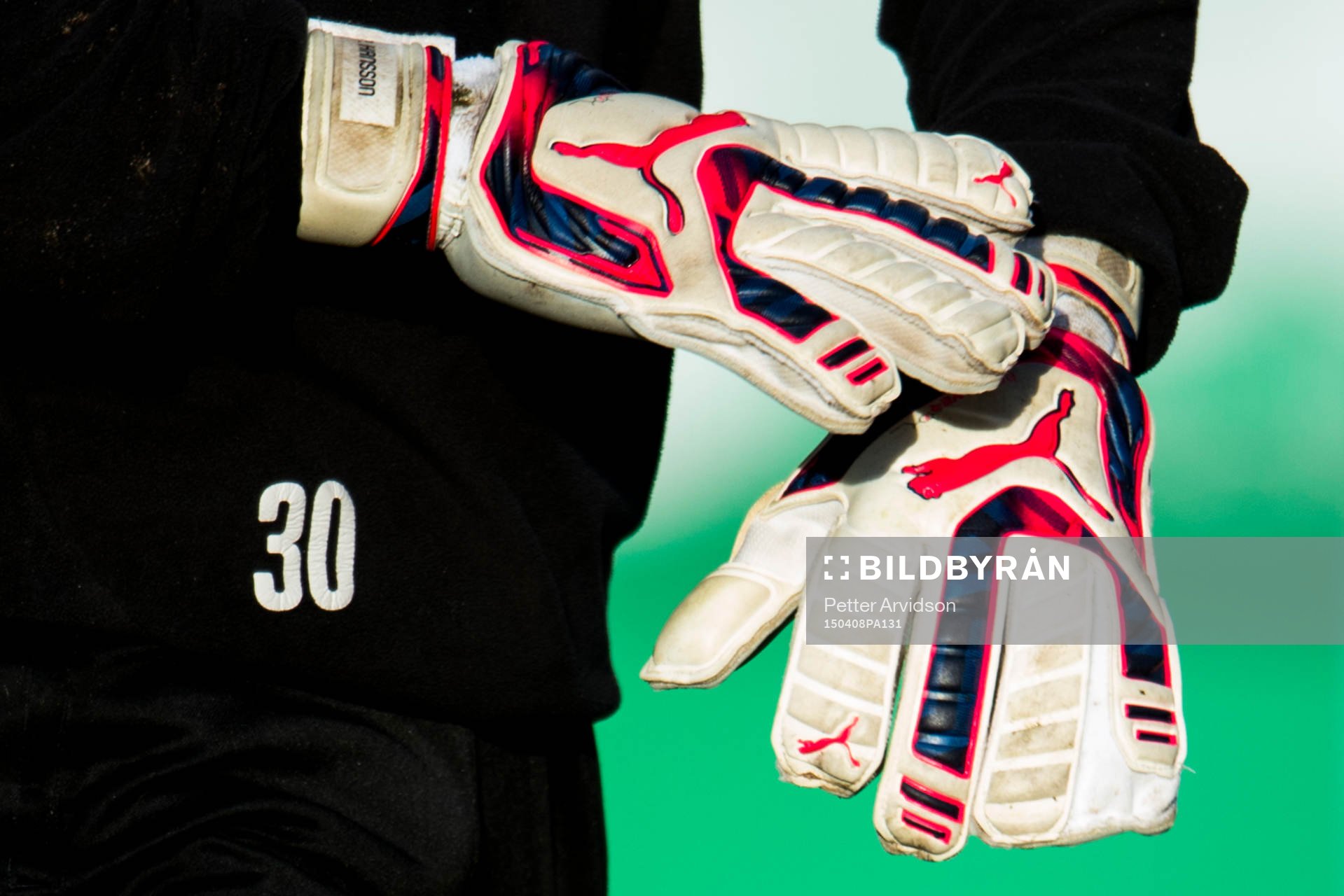 Helsingborgs målvakt Pär Hansson har brutit sitt vänstra lillfinger och spelar med en specialsydd målvaktshandske under fotbollsmatchen i Allsvenskan mellan Helsingborg och Falkenberg den 8 april 2015 i Helsingborg.