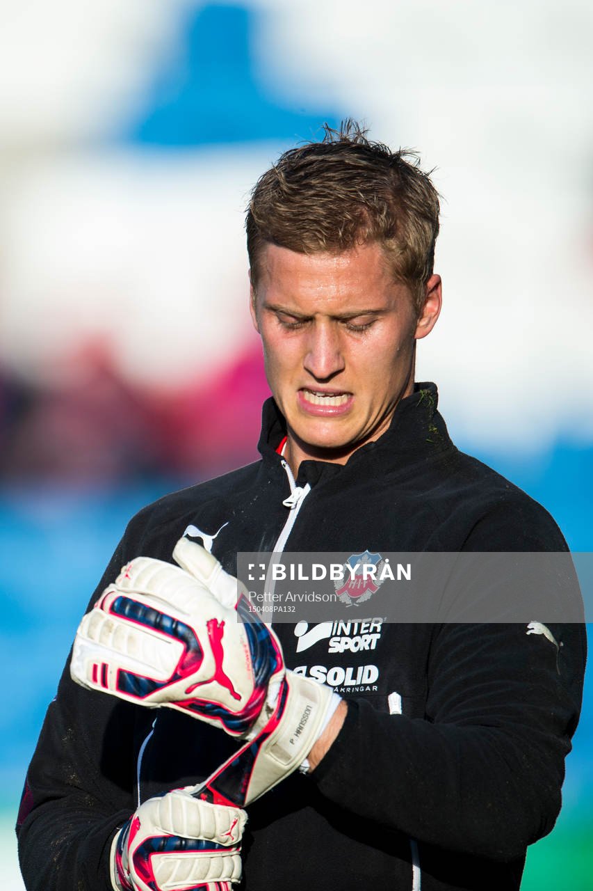 Helsingborgs målvakt Pär Hansson har brutit sitt vänstra lillfinger och spelar med en specialsydd målvaktshandske under fotbollsmatchen i Allsvenskan mellan Helsingborg och Falkenberg den 8 april 2015 i Helsingborg.
