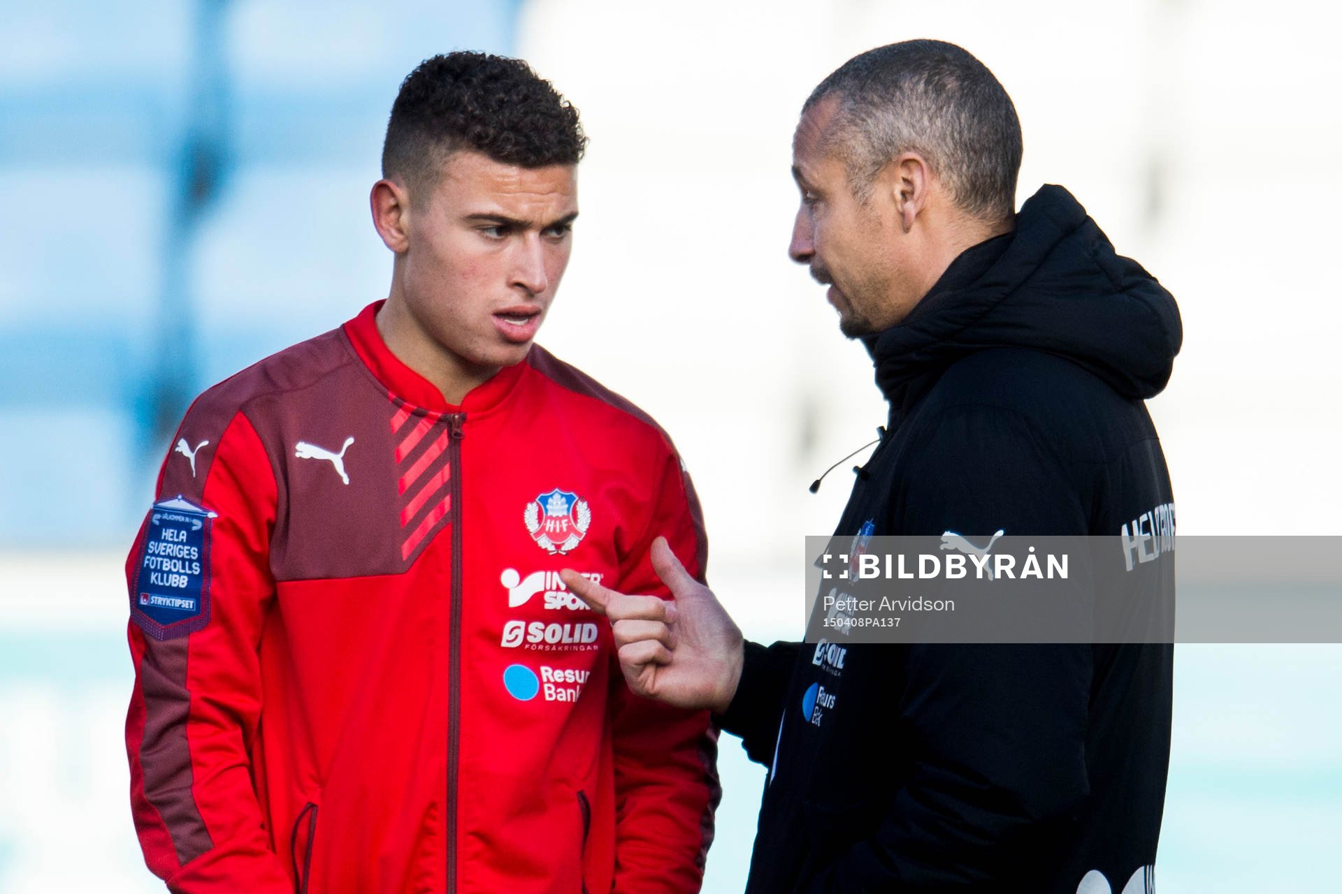 Helsingborgs Jordan Larsson i samtal med manager Henrik Larsson inför fotbollsmatchen i Allsvenskan mellan Helsingborg och Falkenberg den 8 april 2015 i Helsingborg.